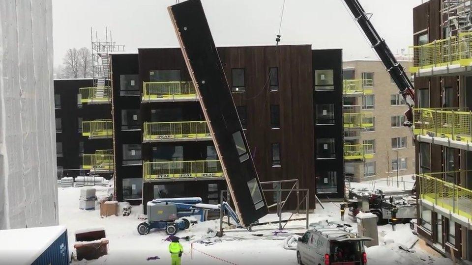 Her løftes et 13 meter langt element på plass